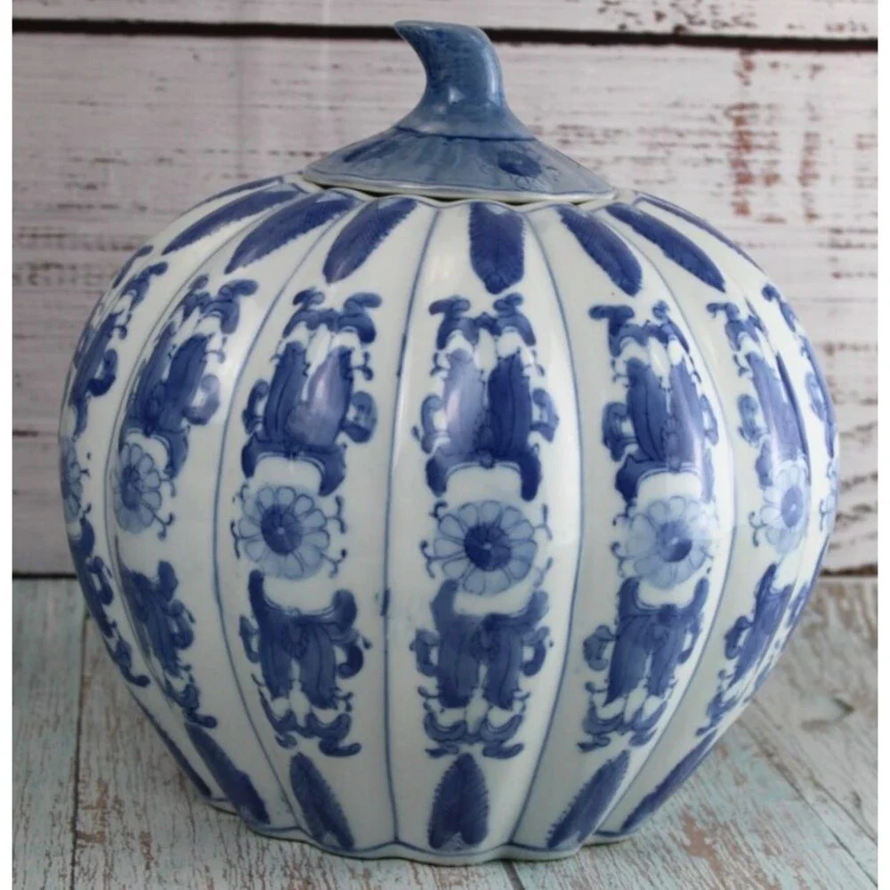 Vintage Chinese Blue White Porcelain Pumpkin Form Lidded Ginger Jar 10.5